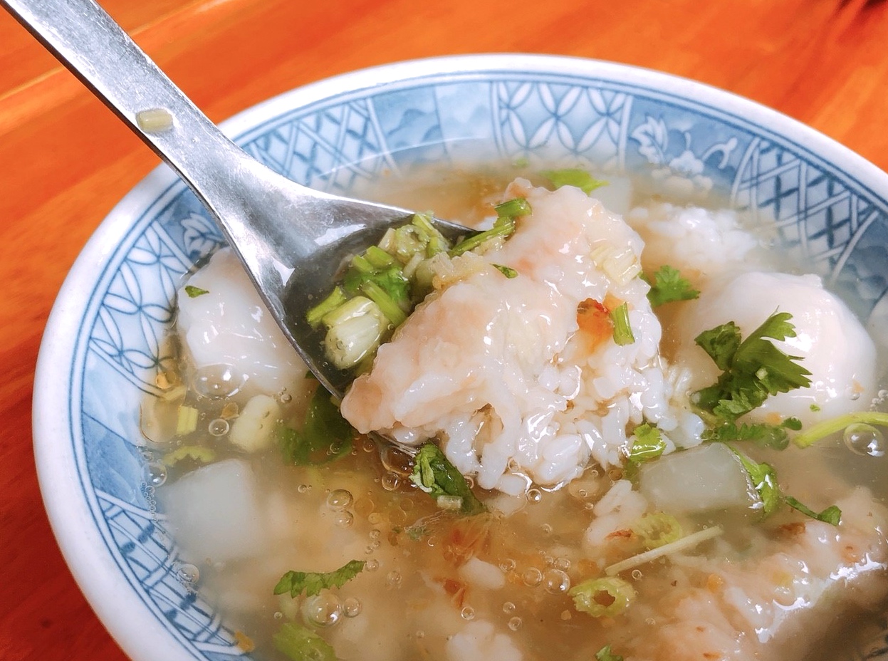 【台北 老阿伯魷魚羹】傳承一甲子的古早味。綜合羹搭配手工油蔥飯值得一嚐