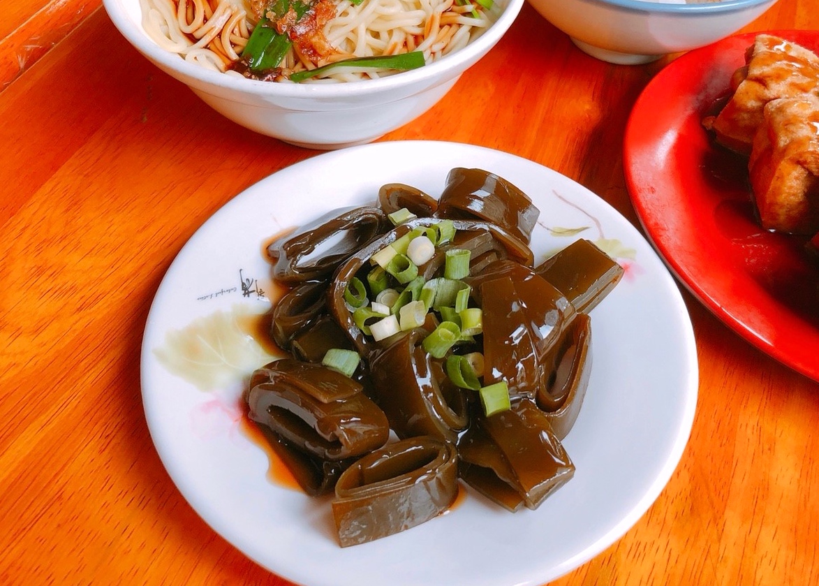 【台北 老阿伯魷魚羹】傳承一甲子的古早味。綜合羹搭配手工油蔥飯值得一嚐