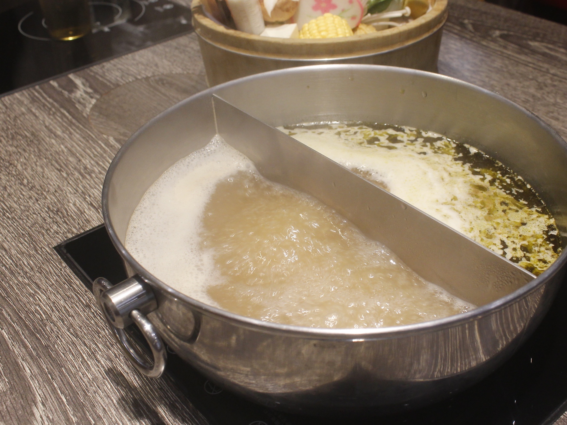 【桃園 上官木桶鍋(中壢加盟店)】桃園第一家！吃痛風鍋不用跑蘆洲。頂級海鮮和牛店