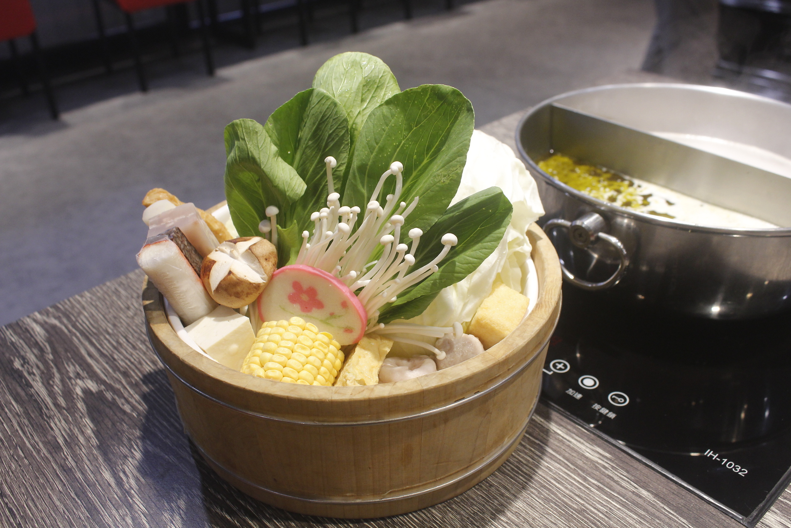 【桃園 上官木桶鍋(中壢加盟店)】桃園第一家!吃痛風鍋不用跑蘆洲。頂級海鮮和牛店 【桃園 上官木桶鍋(中壢加盟店)】桃園第一家!吃痛風鍋不用跑蘆洲。頂級海鮮和牛店