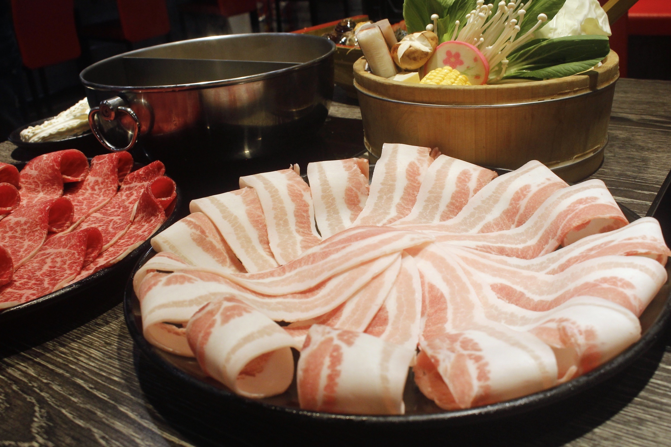 【桃園 上官木桶鍋(中壢加盟店)】桃園第一家！吃痛風鍋不用跑蘆洲。頂級海鮮和牛店