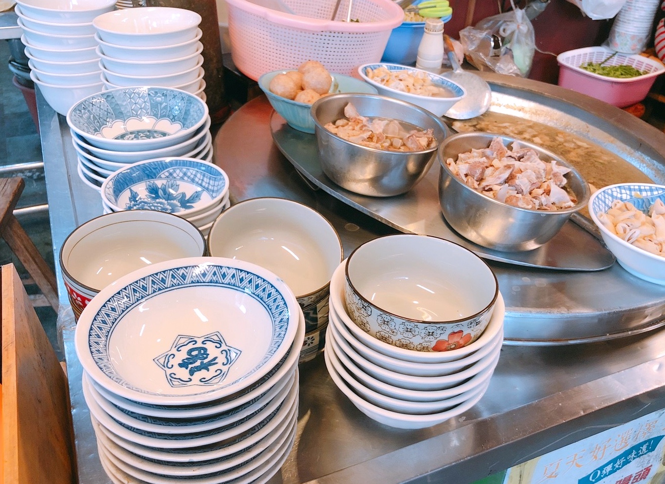 【台南 蔡三毛豬血湯】驚見!傳說中的“阿婆水”。小吃攤的豬血湯、滷肉飯道地好吃