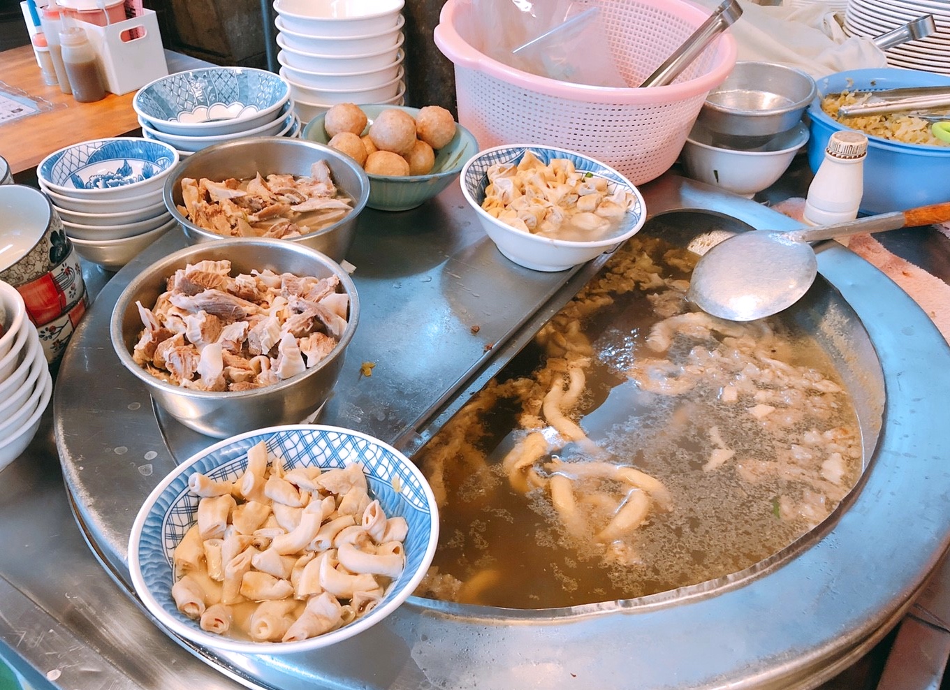 【台南 蔡三毛豬血湯】驚見!傳說中的“阿婆水”。小吃攤的豬血湯、滷肉飯道地好吃 【台南 蔡三毛豬血湯】驚見!傳說中的“阿婆水”。小吃攤的豬血湯、滷肉飯道地好吃