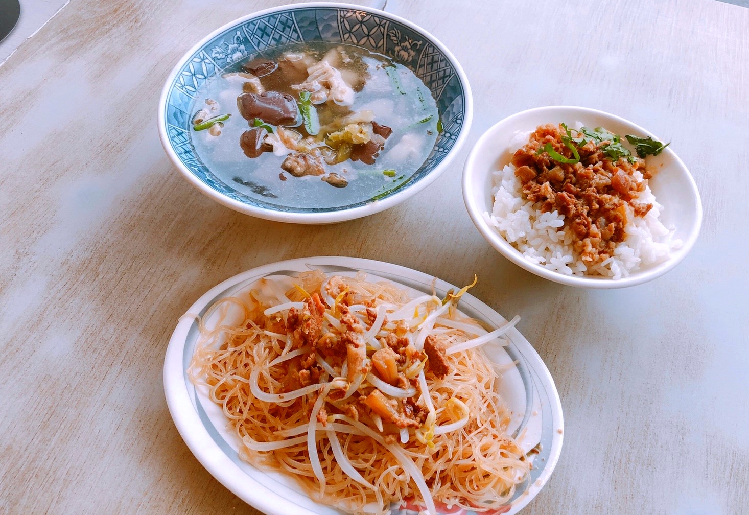 【台南 蔡三毛豬血湯】驚見!傳說中的“阿婆水”。小吃攤的豬血湯、滷肉飯道地好吃
