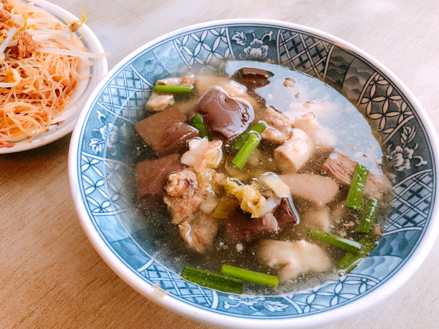 【台南 蔡三毛豬血湯】驚見!傳說中的“阿婆水”。小吃攤的豬血湯、滷肉飯道地好吃 【台南 蔡三毛豬血湯】驚見!傳說中的“阿婆水”。小吃攤的豬血湯、滷肉飯道地好吃