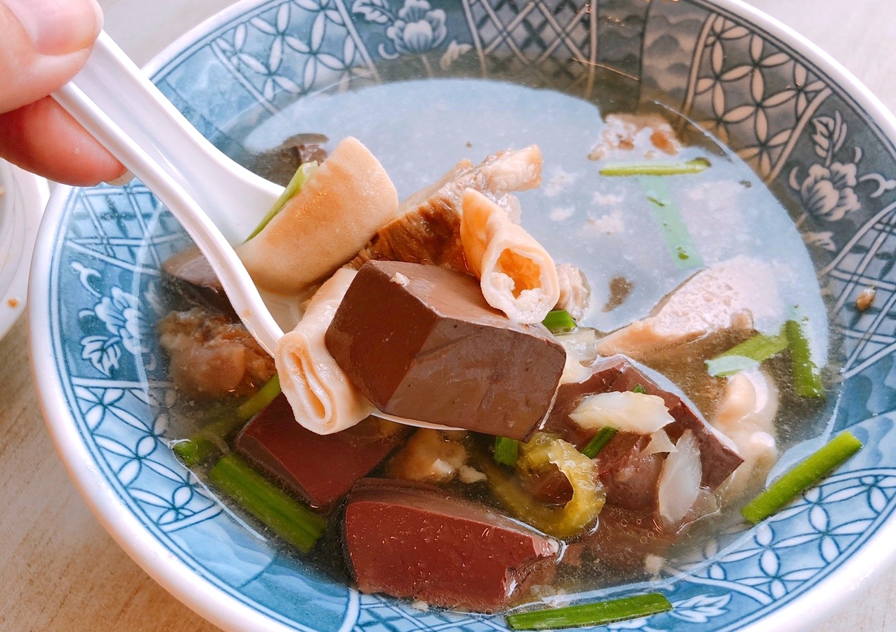 【台南 蔡三毛豬血湯】驚見!傳說中的“阿婆水”。小吃攤的豬血湯、滷肉飯道地好吃 【台南 蔡三毛豬血湯】驚見!傳說中的“阿婆水”。小吃攤的豬血湯、滷肉飯道地好吃