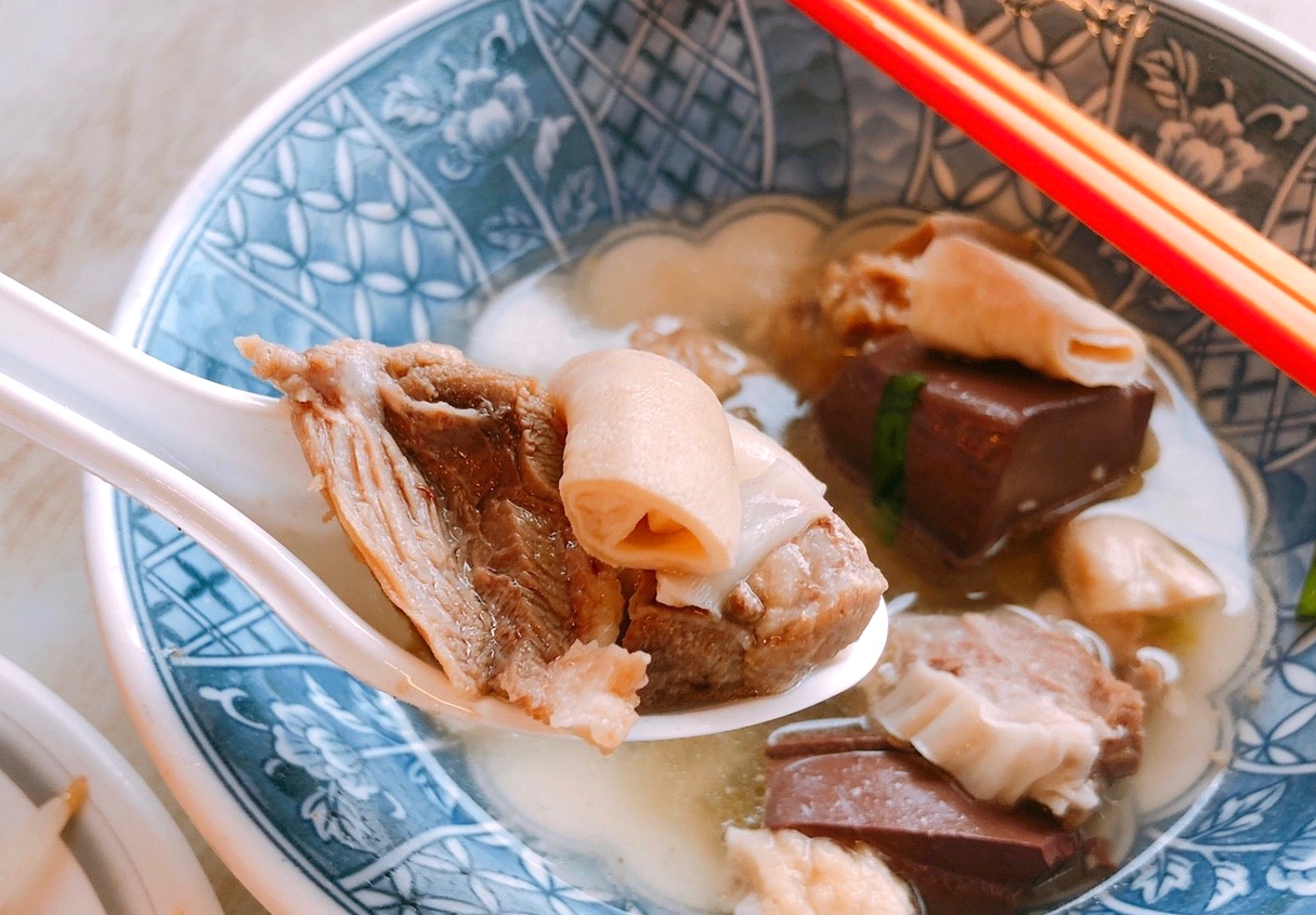【台南 蔡三毛豬血湯】驚見!傳說中的“阿婆水”。小吃攤的豬血湯、滷肉飯道地好吃 【台南 蔡三毛豬血湯】驚見!傳說中的“阿婆水”。小吃攤的豬血湯、滷肉飯道地好吃