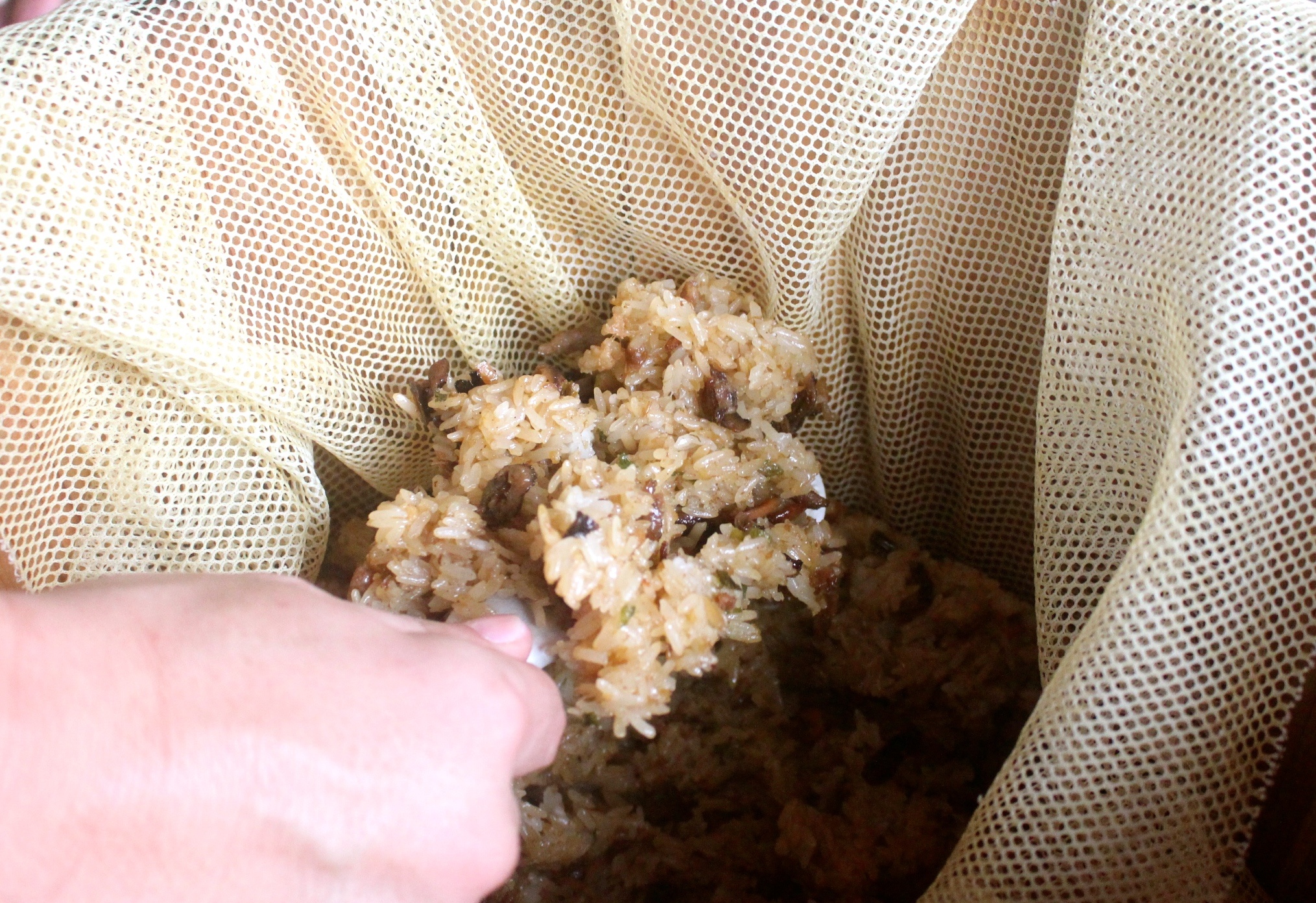 【桃園 八塊油飯】假日才營業的古早味手工油飯。鮮嫩麻油雞腿片、小孩都愛的小肉豆 【桃園 八塊油飯】假日才營業的古早味手工油飯。鮮嫩麻油雞腿片、小孩都愛的小肉豆