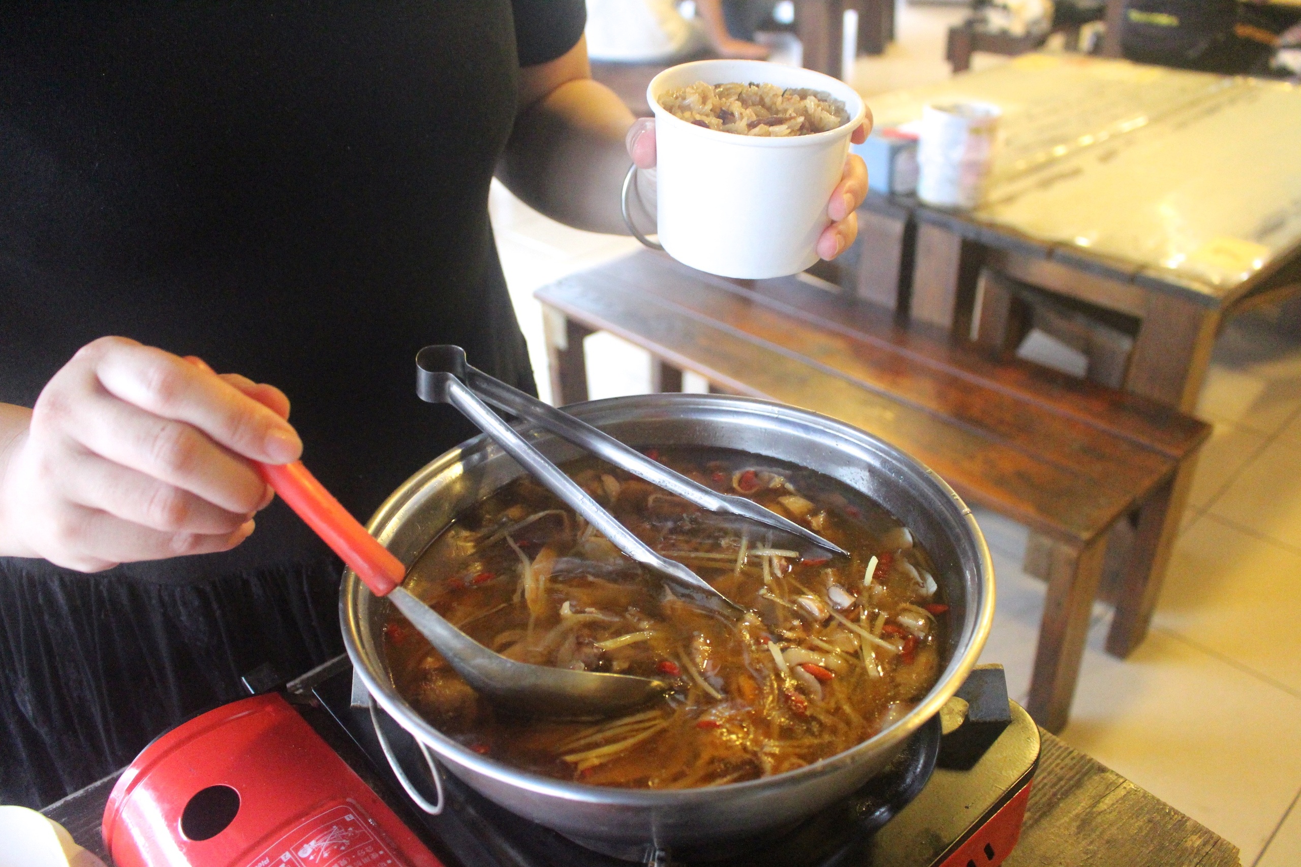 【桃園 八塊油飯】假日才營業的古早味手工油飯。鮮嫩麻油雞腿片、小孩都愛的小肉豆 【桃園 八塊油飯】假日才營業的古早味手工油飯。鮮嫩麻油雞腿片、小孩都愛的小肉豆