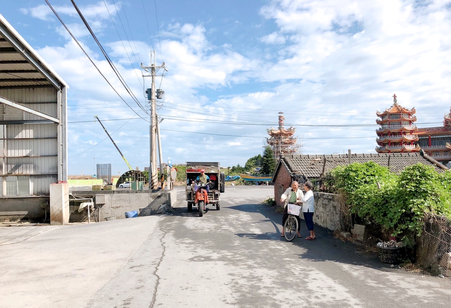 【彰化 阿進帶你採蚵趣】潮間帶搭海牛車體驗：採蚵、挖蛤蠣。烤蚵秋刀魚超好吃
