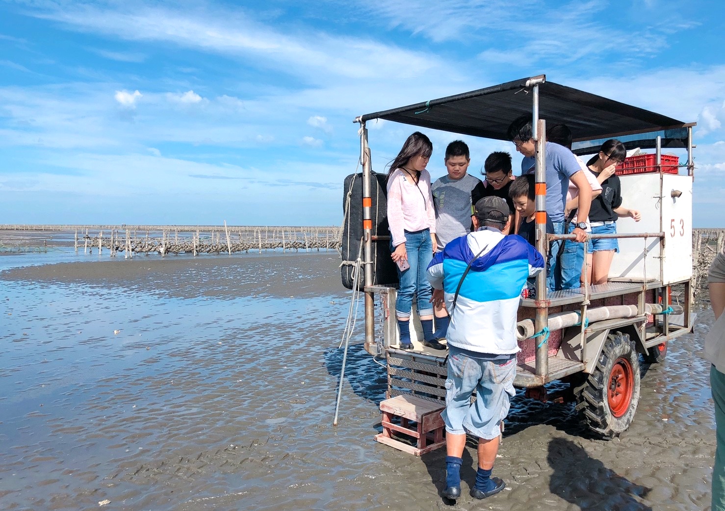 【彰化 阿進帶你採蚵趣】潮間帶搭海牛車體驗：採蚵、挖蛤蠣。烤蚵秋刀魚超好吃