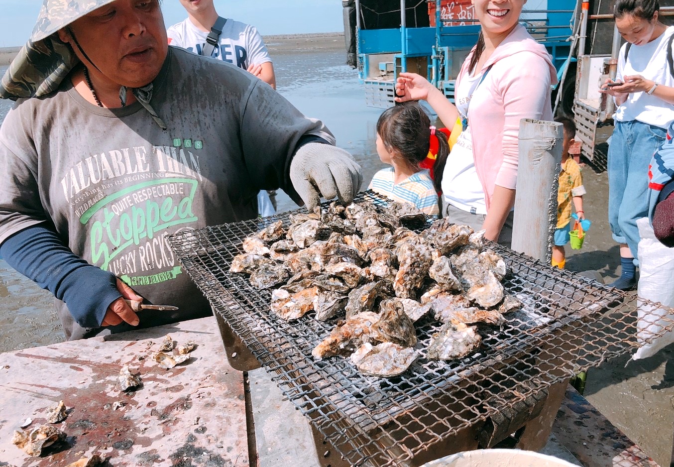 【彰化 阿進帶你採蚵趣】潮間帶搭海牛車體驗：採蚵、挖蛤蠣。烤蚵秋刀魚超好吃