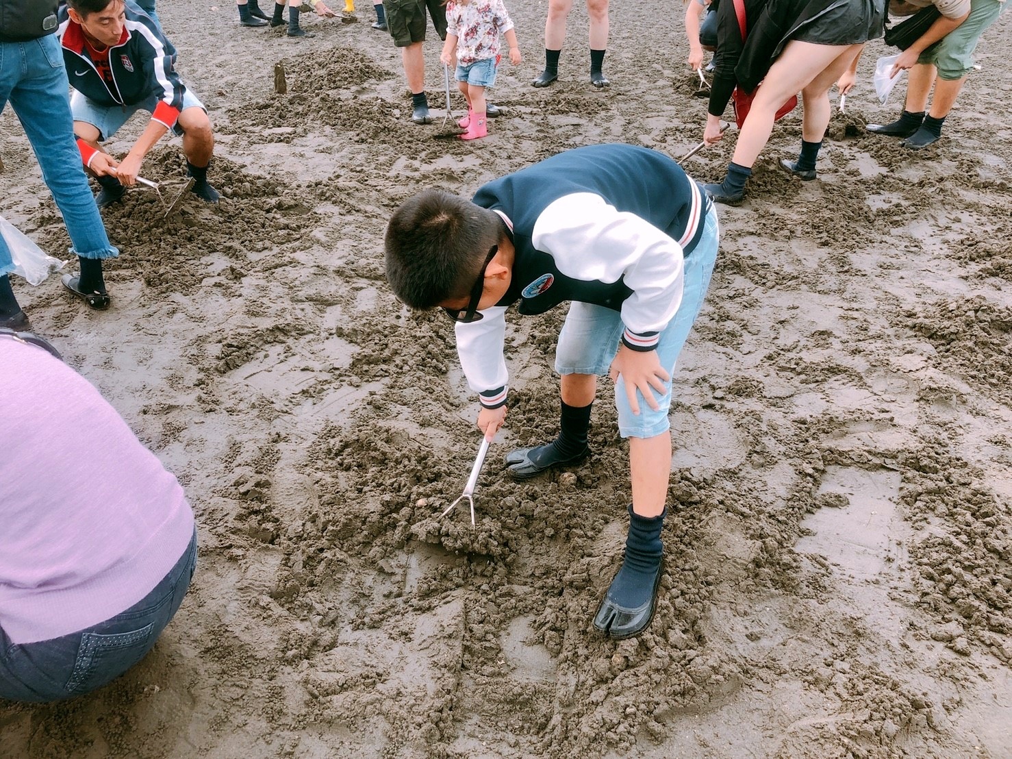 【彰化 阿進帶你採蚵趣】潮間帶搭海牛車體驗：採蚵、挖蛤蠣。烤蚵秋刀魚超好吃