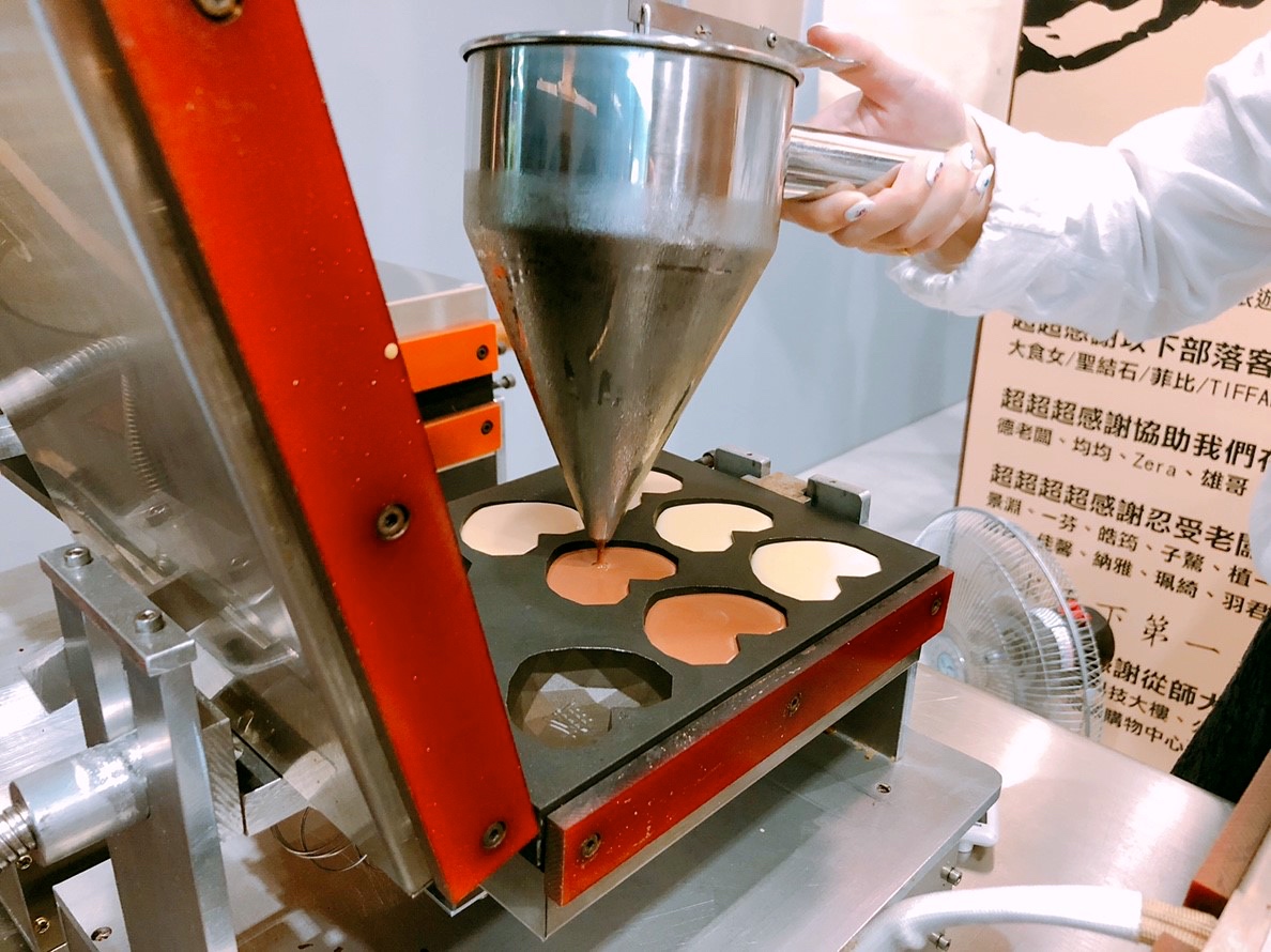 【桃園 紅玉滿赤心雞蛋糕】統領小巷超人氣立體愛心雞蛋糕。外酥內Q像麻糬? 【桃園 紅玉滿赤心雞蛋糕】統領小巷超人氣立體愛心雞蛋糕。外酥內Q像麻糬?
