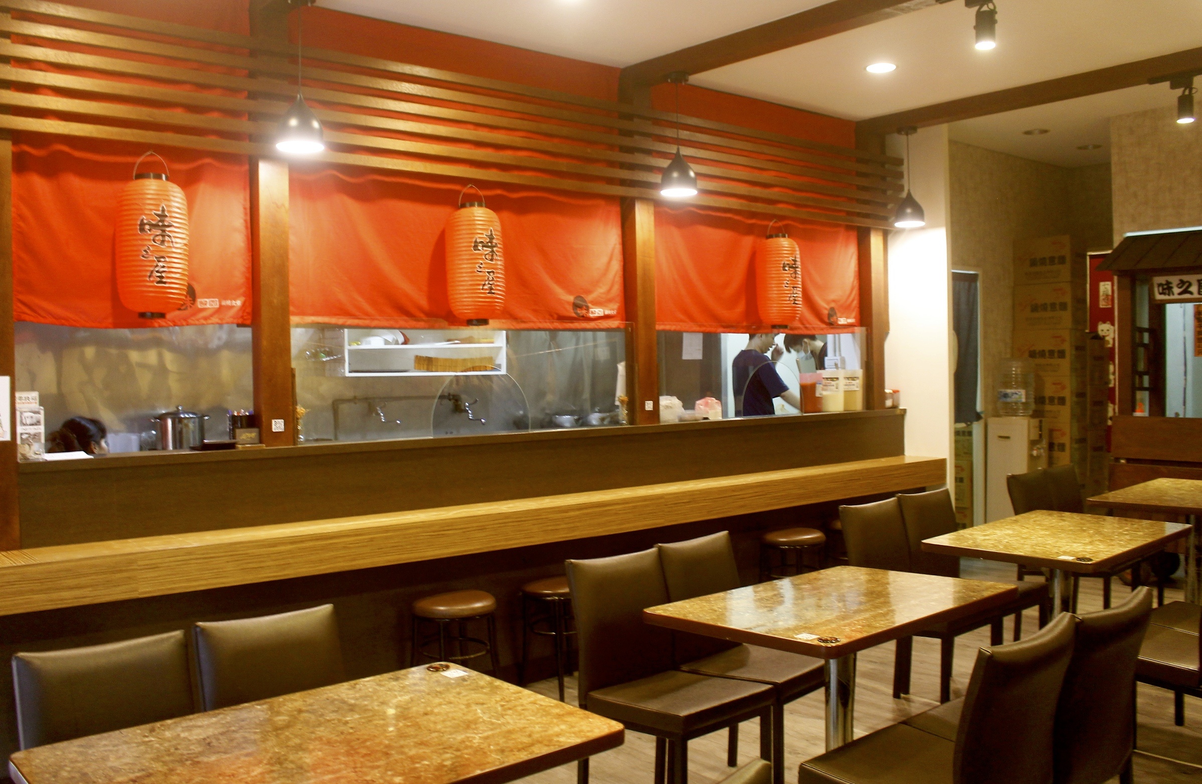 【桃園 味之屋】老店新裝潢再出發!!不傷荷包一碗原味只賣你70元。吃得到半熟蛋包