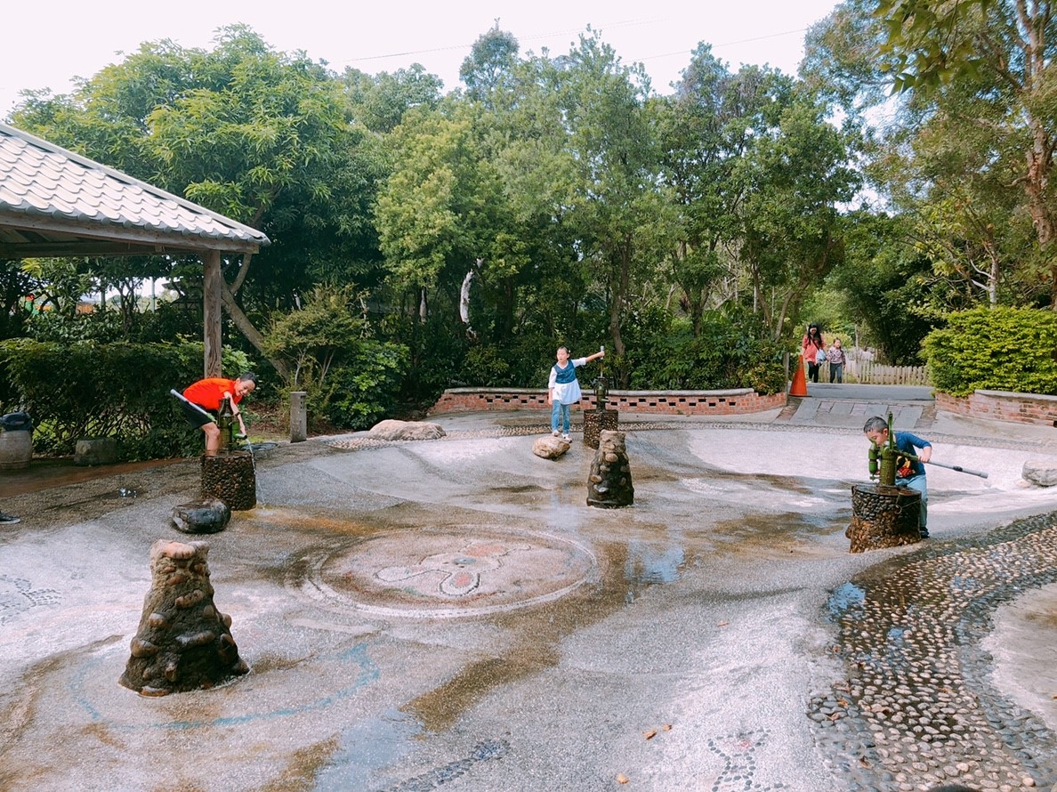 桃園農場,桃園景點,玩水,蓋窯,餐廳,親子,農場,餵食,活力健康農場