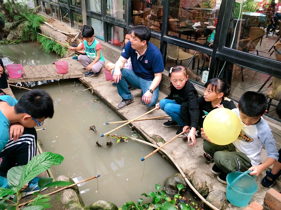 桃園農場,桃園景點,玩水,蓋窯,餐廳,親子,農場,餵食,活力健康農場