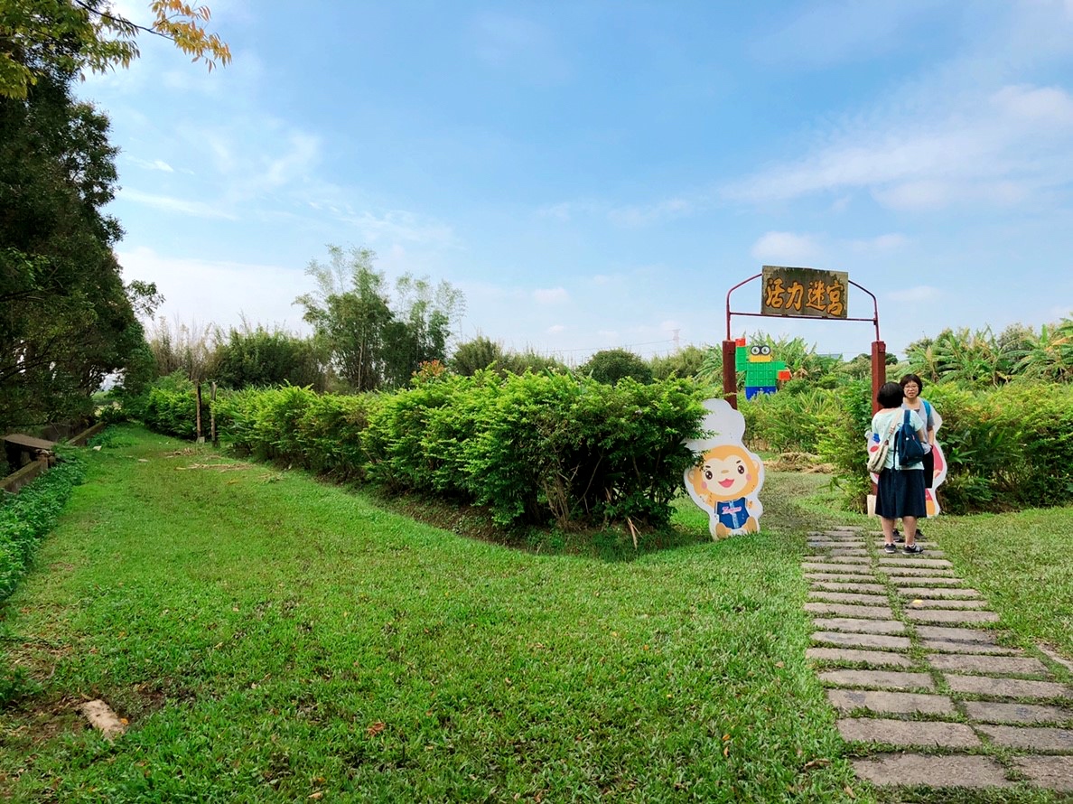 桃園農場,桃園景點,玩水,蓋窯,餐廳,親子,農場,餵食,活力健康農場