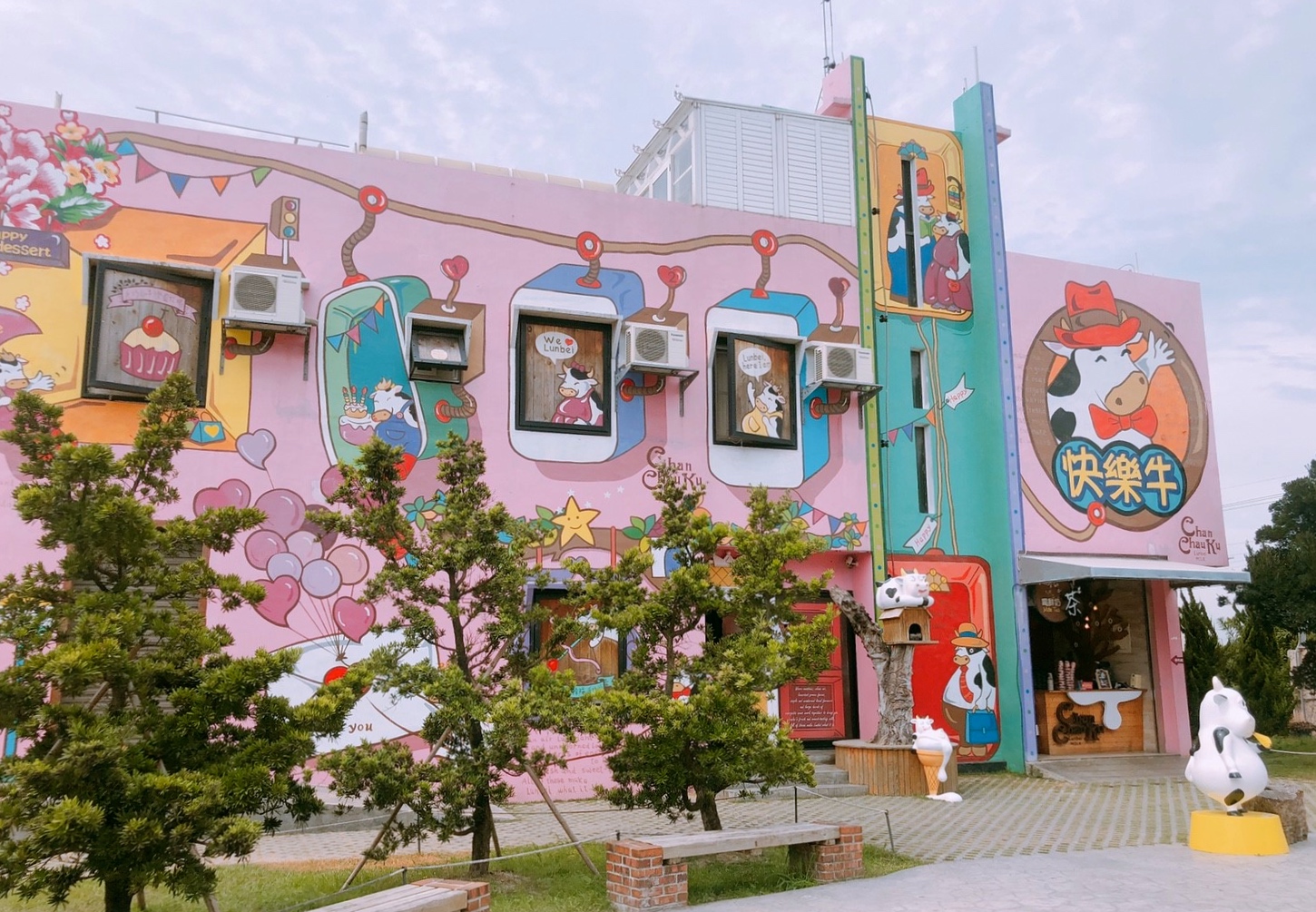 【雲林 千巧谷牛樂園牧場】免費入園/停車。牛牛家餵牧草、萌牛拍照、沙坑區
