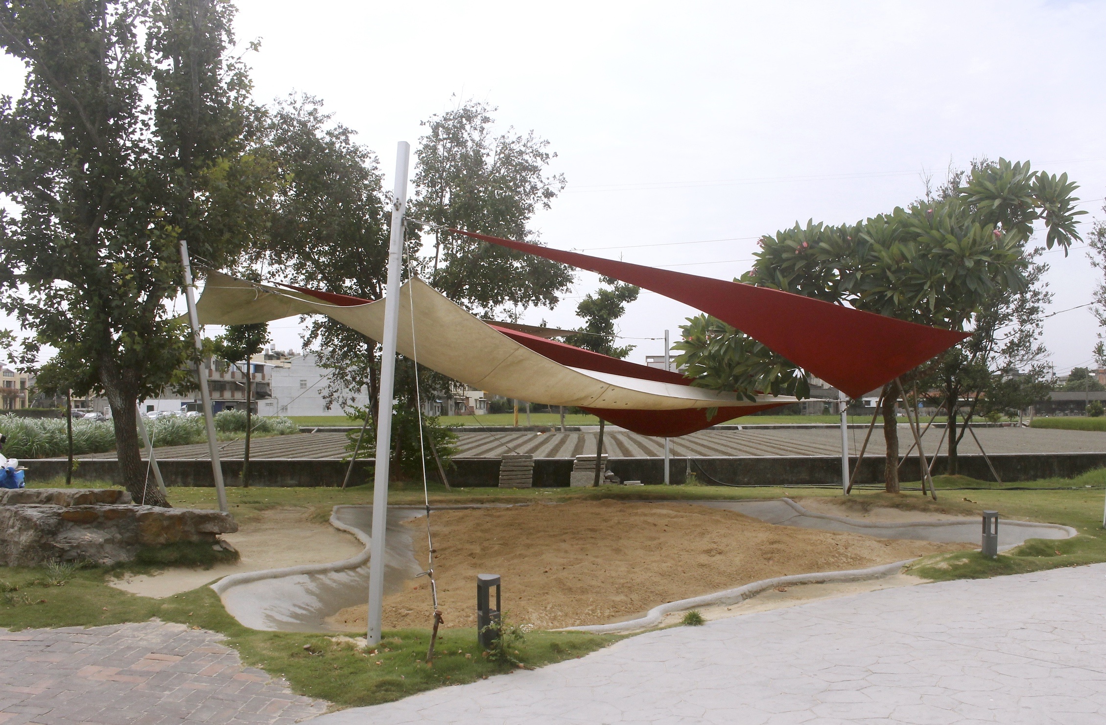 【雲林 千巧谷牛樂園牧場】免費入園/停車。牛牛家餵牧草、萌牛拍照、沙坑區