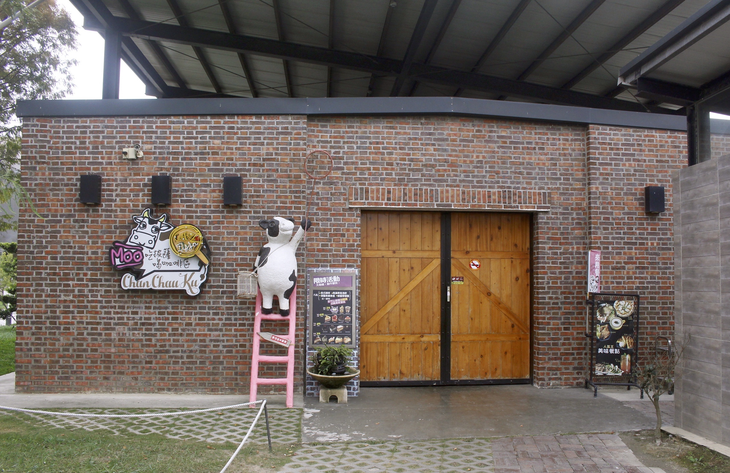 【雲林 千巧谷牛樂園牧場】免費入園/停車。牛牛家餵牧草、萌牛拍照、沙坑區