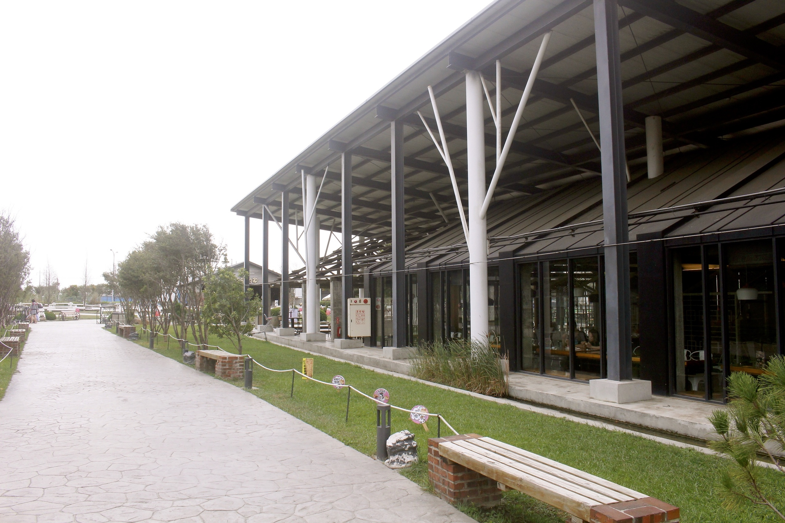 【雲林 千巧谷牛樂園牧場】免費入園/停車。牛牛家餵牧草、萌牛拍照、沙坑區