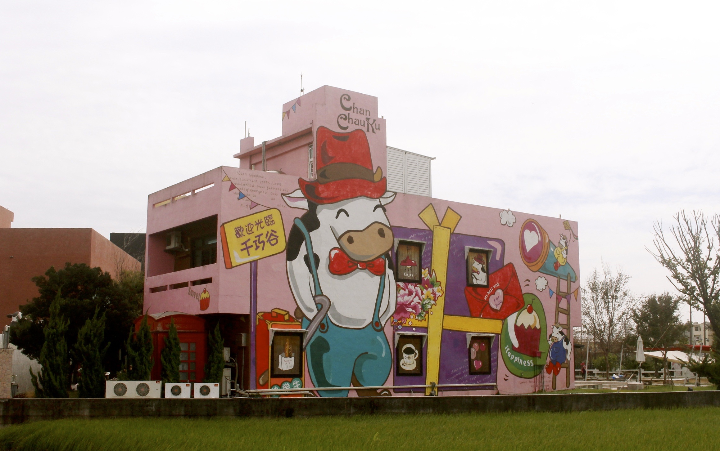 【雲林 千巧谷牛樂園牧場】免費入園/停車。牛牛家餵牧草、萌牛拍照、沙坑區
