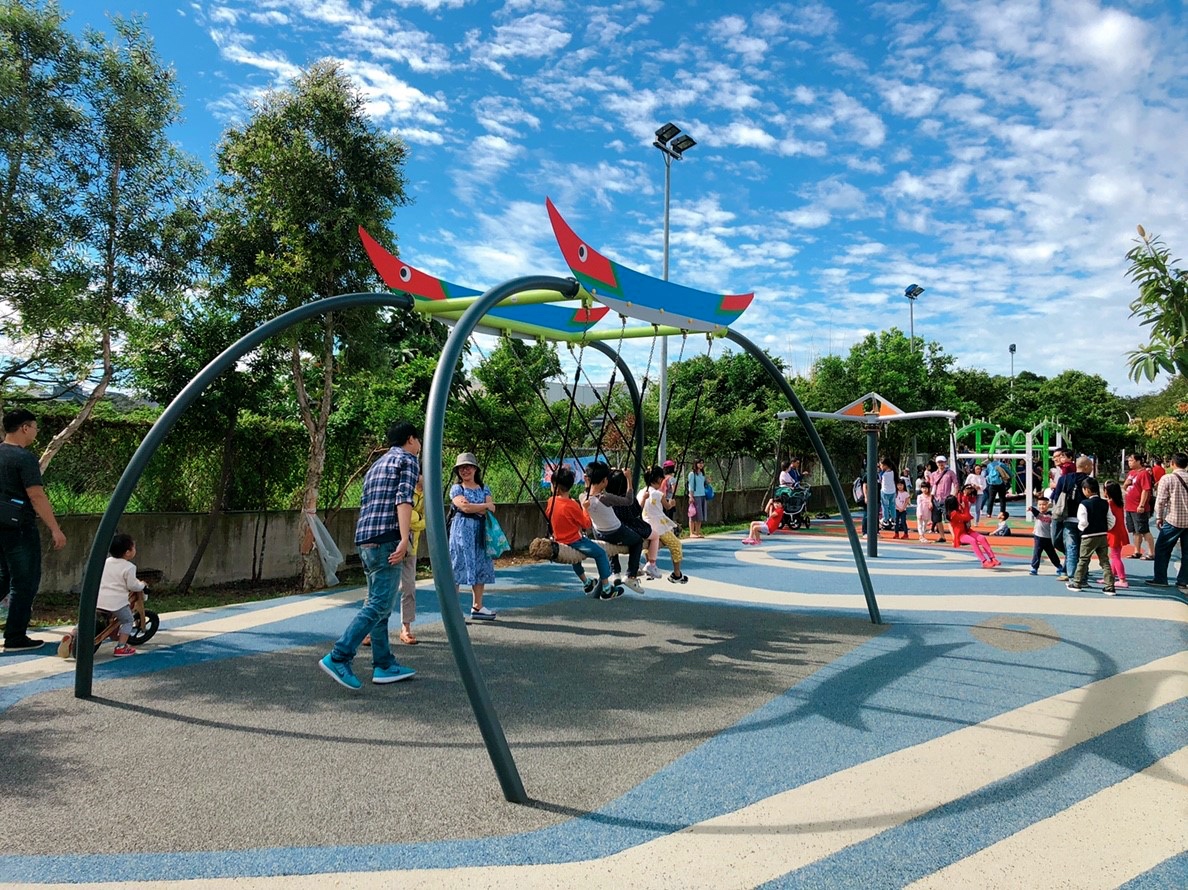 【新北 林口樂活公園】超立體捷運主題溜滑梯。四米高超快速來不及尖叫啦!!! 【新北 林口樂活公園】超立體捷運主題溜滑梯。四米高超快速來不及尖叫啦!!!
