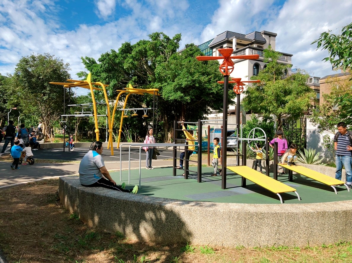 【新北 林口樂活公園】超立體捷運主題溜滑梯。四米高超快速來不及尖叫啦!!! 【新北 林口樂活公園】超立體捷運主題溜滑梯。四米高超快速來不及尖叫啦!!!