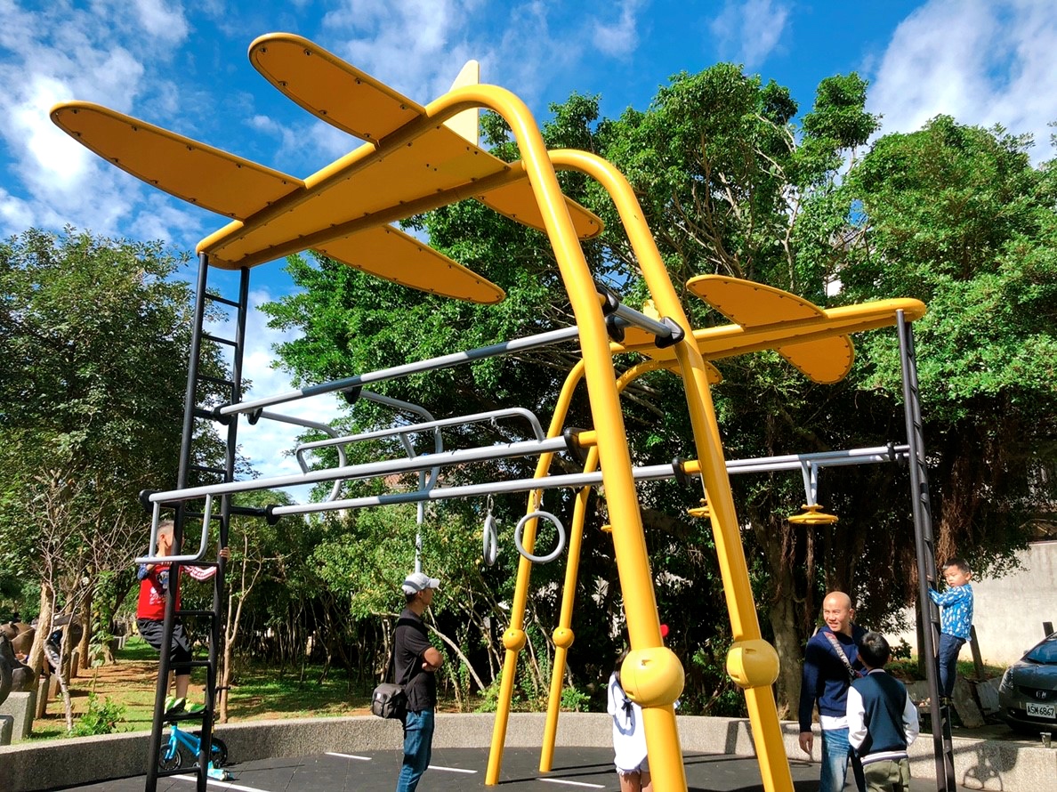 【新北 林口樂活公園】超立體捷運主題溜滑梯。四米高超快速來不及尖叫啦!!! 【新北 林口樂活公園】超立體捷運主題溜滑梯。四米高超快速來不及尖叫啦!!!