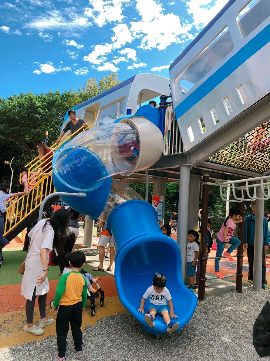 【新北 林口樂活公園】超立體捷運主題溜滑梯。四米高超快速來不及尖叫啦!!! 【新北 林口樂活公園】超立體捷運主題溜滑梯。四米高超快速來不及尖叫啦!!!