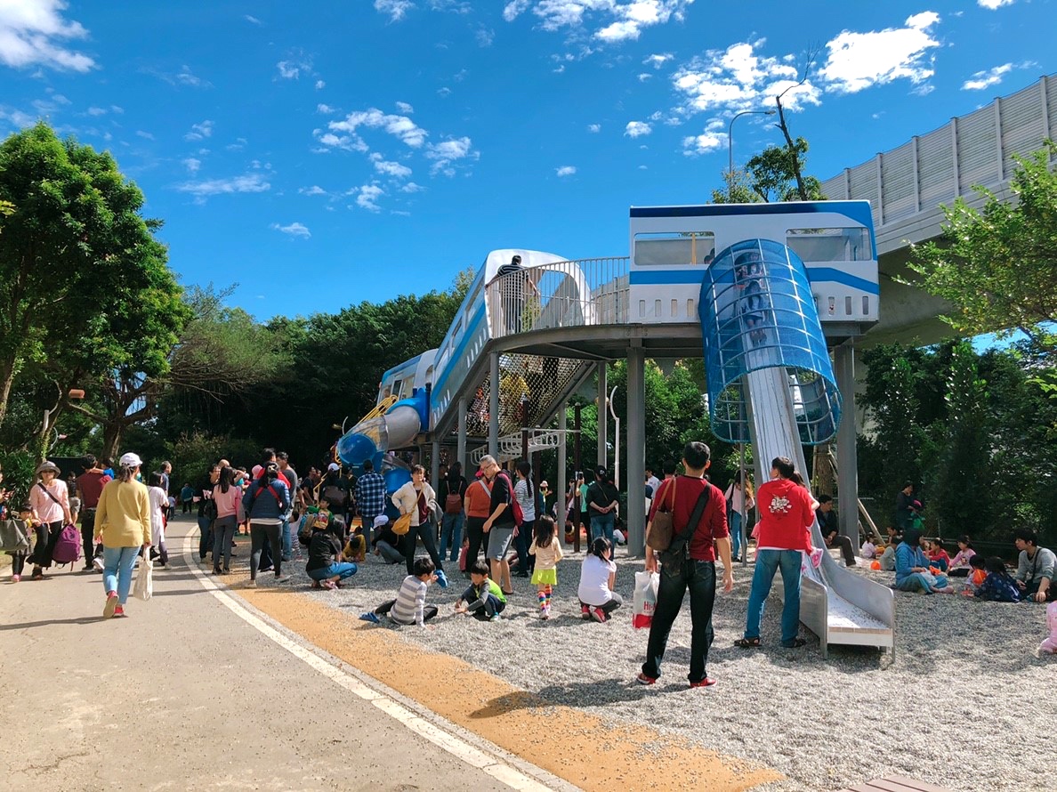 【新北 林口樂活公園】超立體捷運主題溜滑梯。四米高超快速來不及尖叫啦!!!