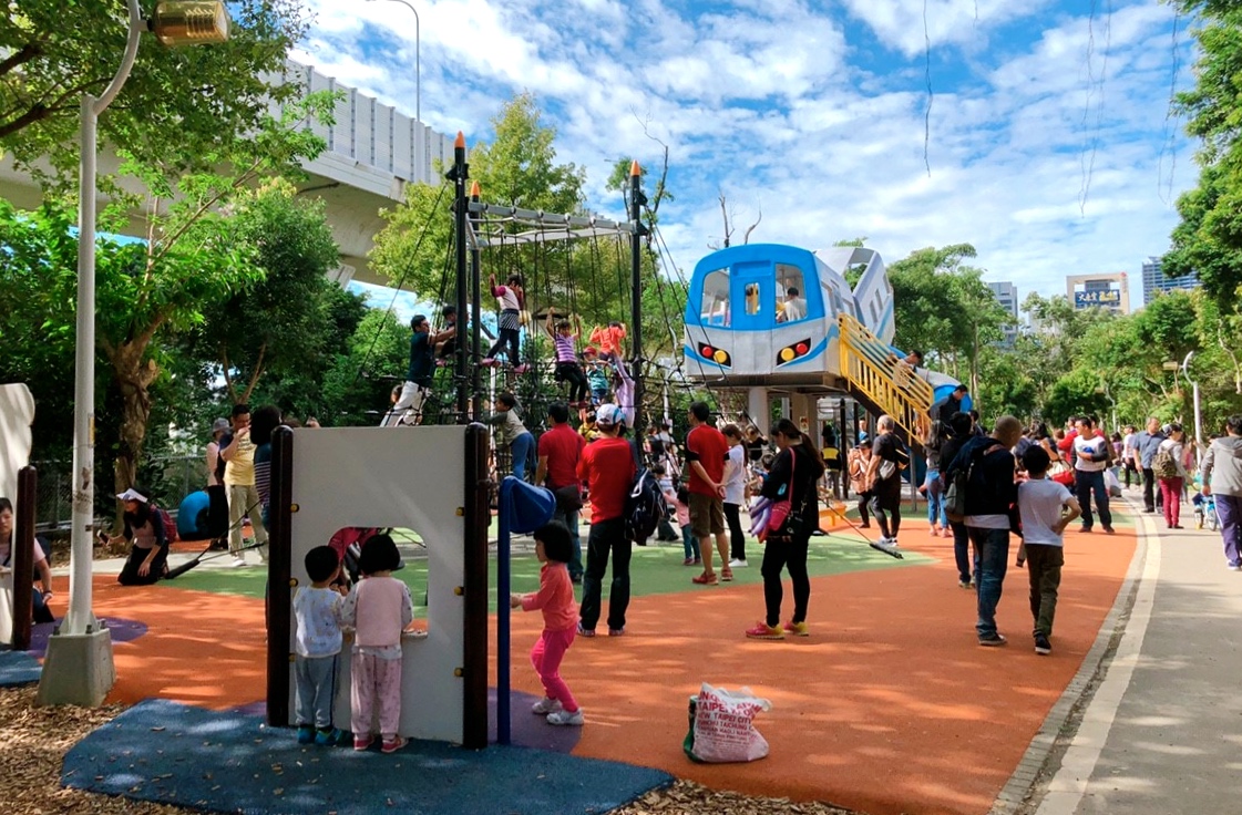 【新北 林口樂活公園】超立體捷運主題溜滑梯。四米高超快速來不及尖叫啦!!! 【新北 林口樂活公園】超立體捷運主題溜滑梯。四米高超快速來不及尖叫啦!!!