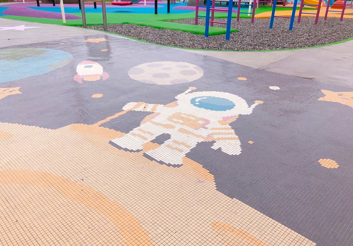 【新北 東昇公園】外星人入侵公園!星際探險主題遊戲場。立體攀爬網/沙坑/鞦韆/水管洞 【新北 東昇公園】外星人入侵公園!星際探險主題遊戲場。立體攀爬網/沙坑/鞦韆/水管洞