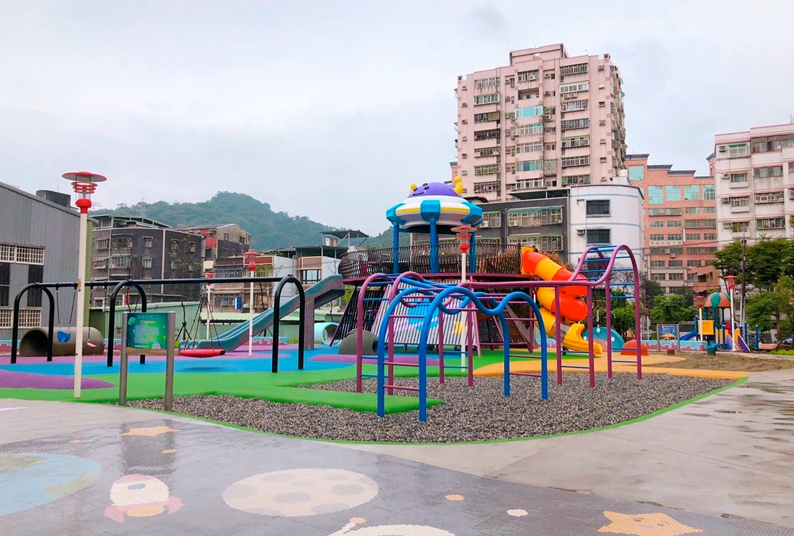 【新北 東昇公園】外星人入侵公園！星際探險主題遊戲場。立體攀爬網/沙坑/鞦韆/水管洞
