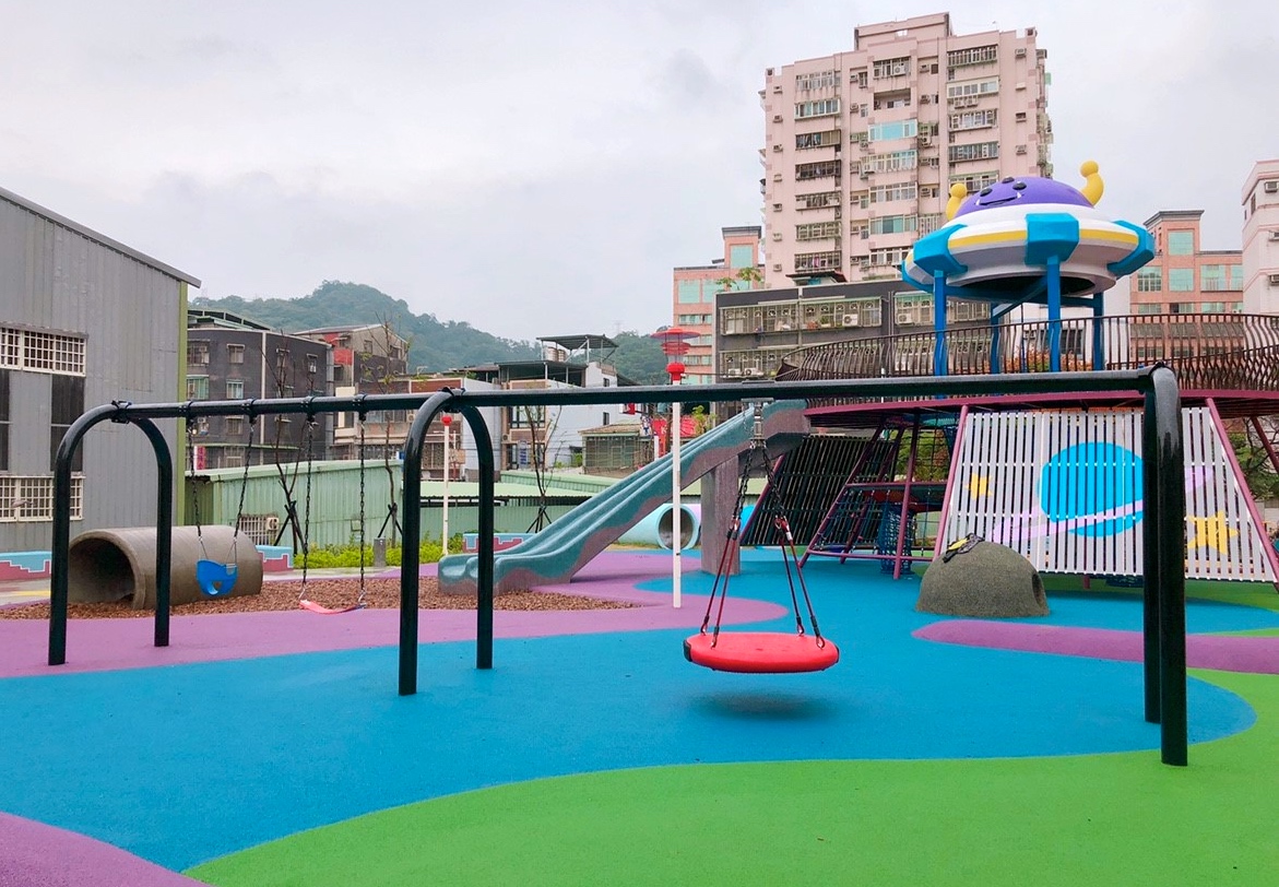 【新北 東昇公園】外星人入侵公園!星際探險主題遊戲場。立體攀爬網/沙坑/鞦韆/水管洞 【新北 東昇公園】外星人入侵公園!星際探險主題遊戲場。立體攀爬網/沙坑/鞦韆/水管洞