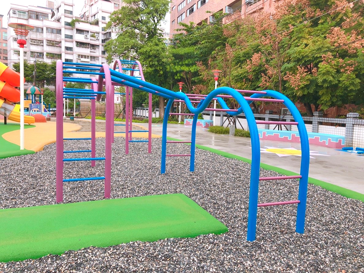 【新北 東昇公園】外星人入侵公園！星際探險主題遊戲場。立體攀爬網/沙坑/鞦韆/水管洞