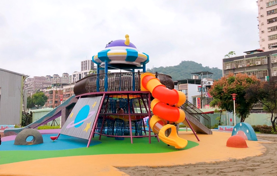 【新北 東昇公園】外星人入侵公園!星際探險主題遊戲場。立體攀爬網/沙坑/鞦韆/水管洞 【新北 東昇公園】外星人入侵公園!星際探險主題遊戲場。立體攀爬網/沙坑/鞦韆/水管洞