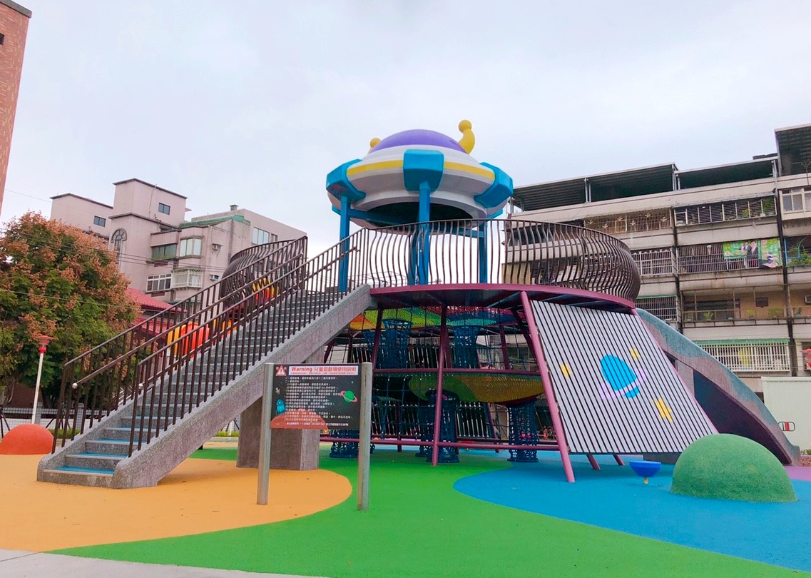 【新北 東昇公園】外星人入侵公園！星際探險主題遊戲場。立體攀爬網/沙坑/鞦韆/水管洞