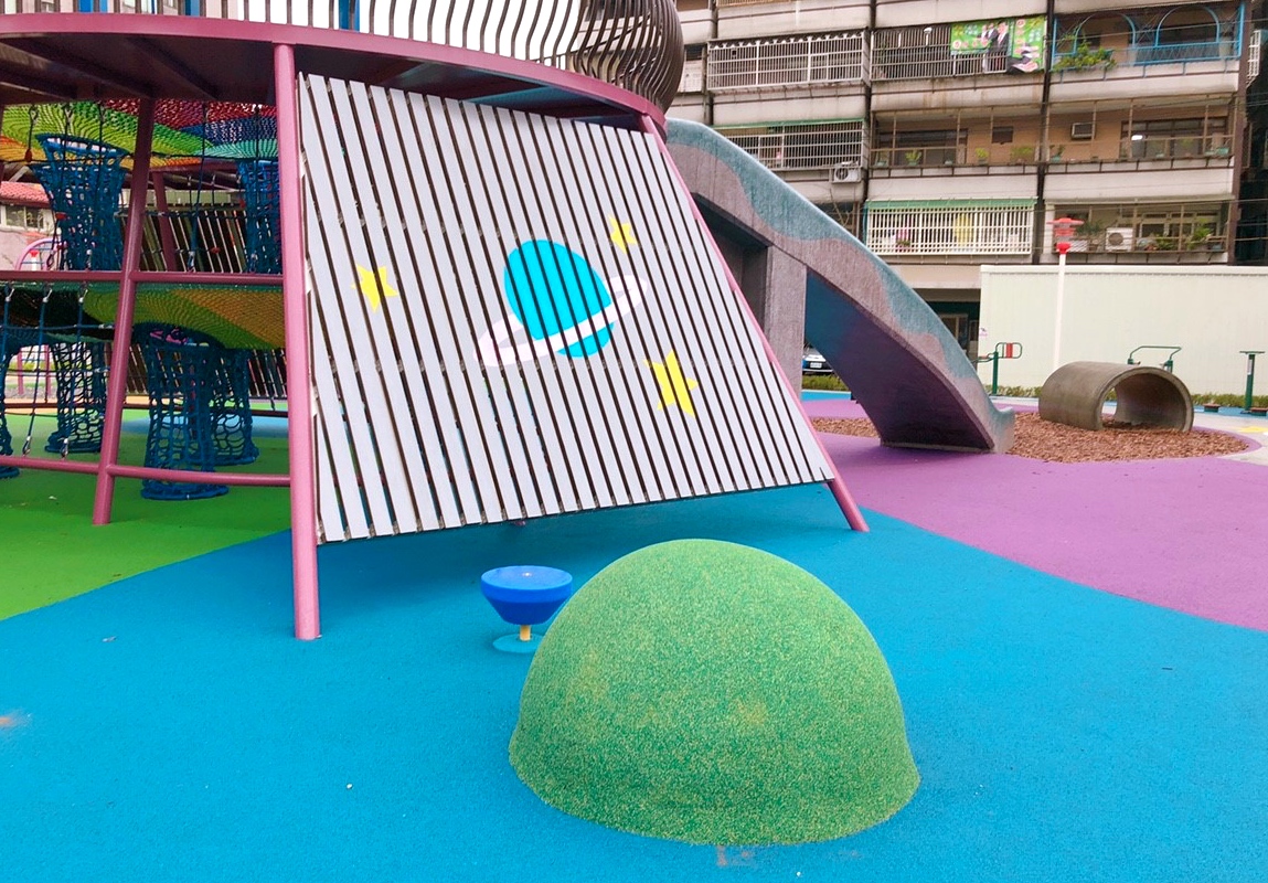 【新北 東昇公園】外星人入侵公園！星際探險主題遊戲場。立體攀爬網/沙坑/鞦韆/水管洞