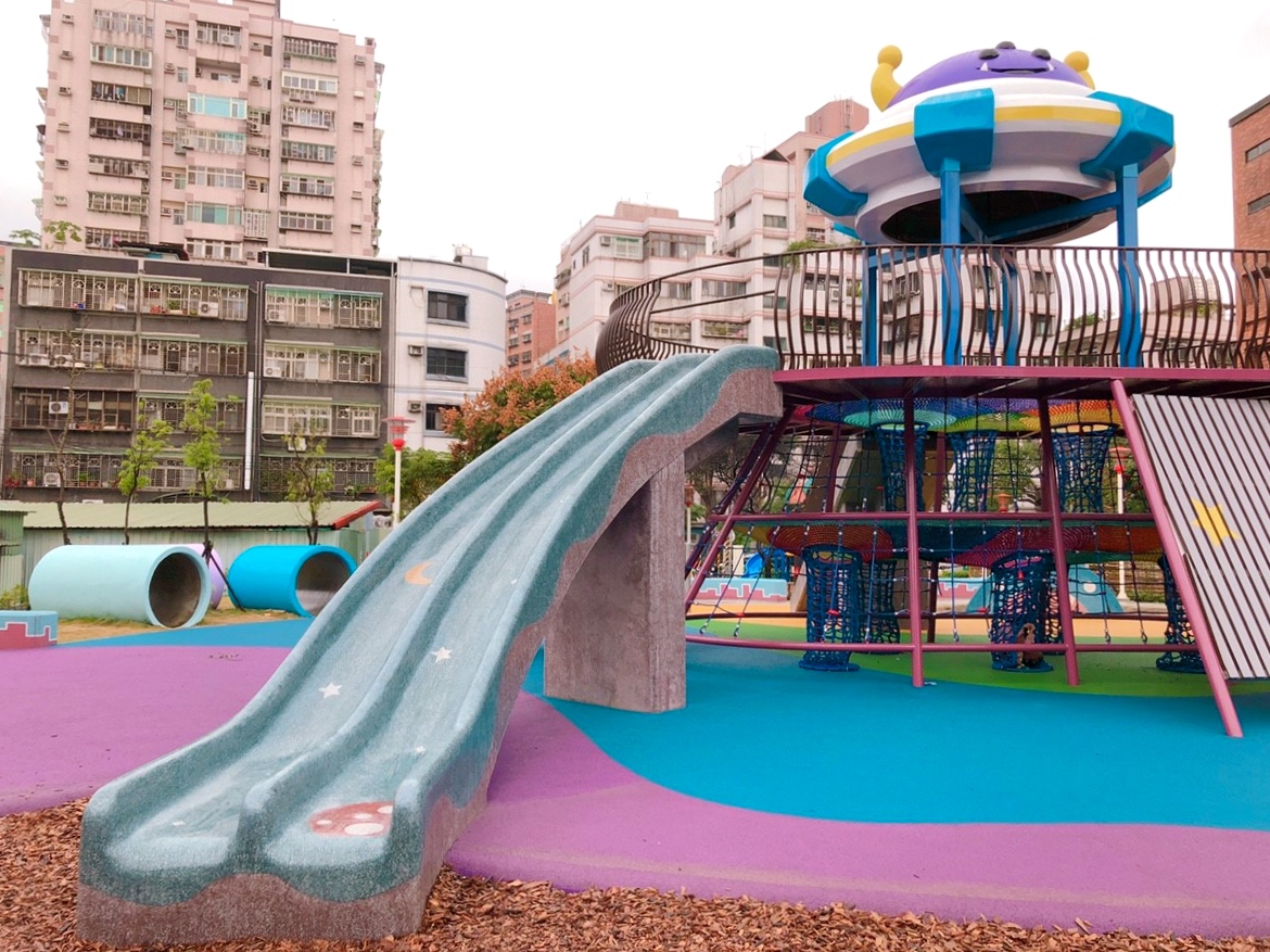 【新北 東昇公園】外星人入侵公園！星際探險主題遊戲場。立體攀爬網/沙坑/鞦韆/水管洞