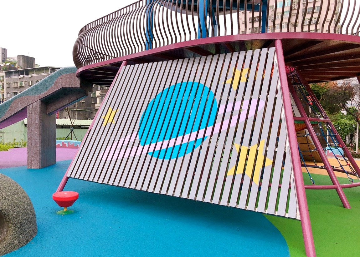 【新北 東昇公園】外星人入侵公園！星際探險主題遊戲場。立體攀爬網/沙坑/鞦韆/水管洞