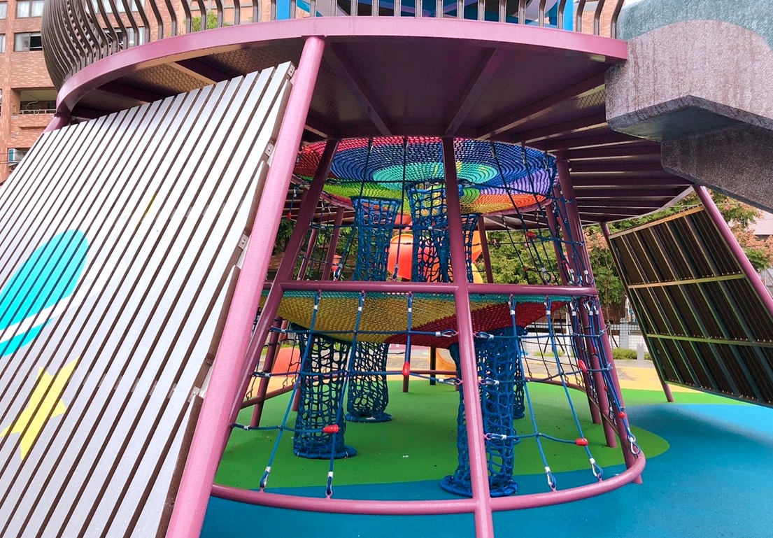 【新北 東昇公園】外星人入侵公園！星際探險主題遊戲場。立體攀爬網/沙坑/鞦韆/水管洞