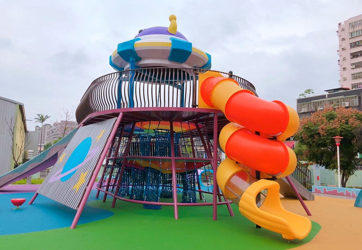 【新北 東昇公園】外星人入侵公園！星際探險主題遊戲場。立體攀爬網/沙坑/鞦韆/水管洞