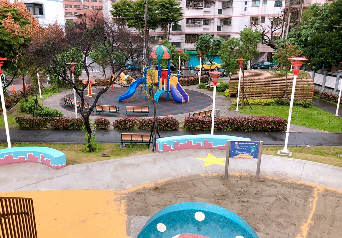 【新北 東昇公園】外星人入侵公園！星際探險主題遊戲場。立體攀爬網/沙坑/鞦韆/水管洞