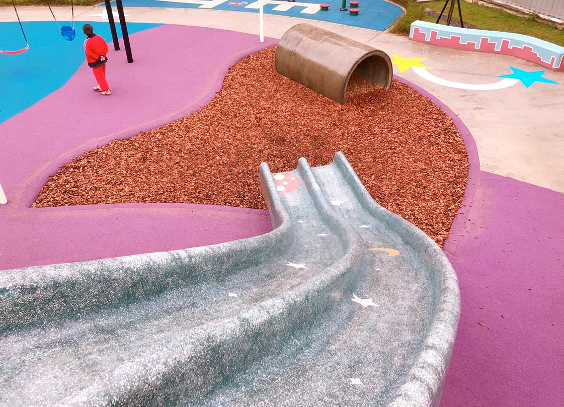 【新北 東昇公園】外星人入侵公園！星際探險主題遊戲場。立體攀爬網/沙坑/鞦韆/水管洞