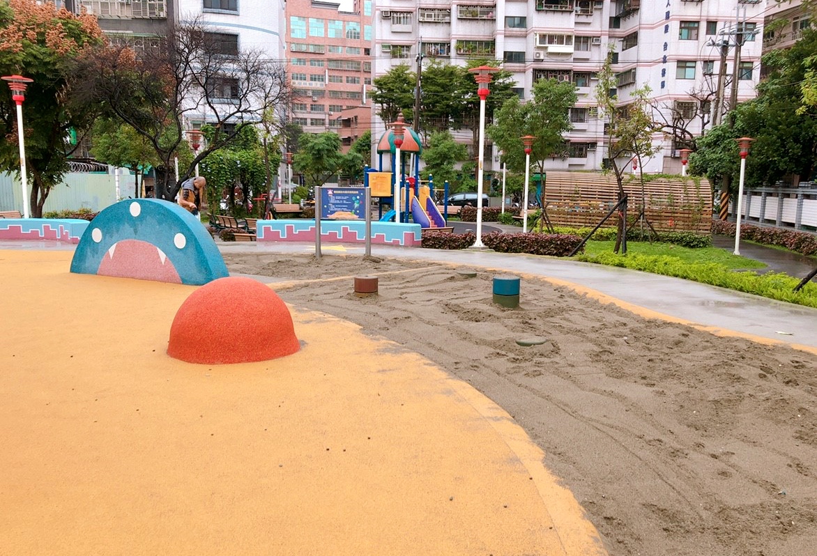 【新北 東昇公園】外星人入侵公園！星際探險主題遊戲場。立體攀爬網/沙坑/鞦韆/水管洞