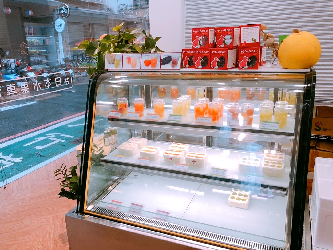 【台北 J Fruit Mart】日本夫妻經營水果店。香蕉with藍莓醬/蜜柑鮮奶油三明治都好吃