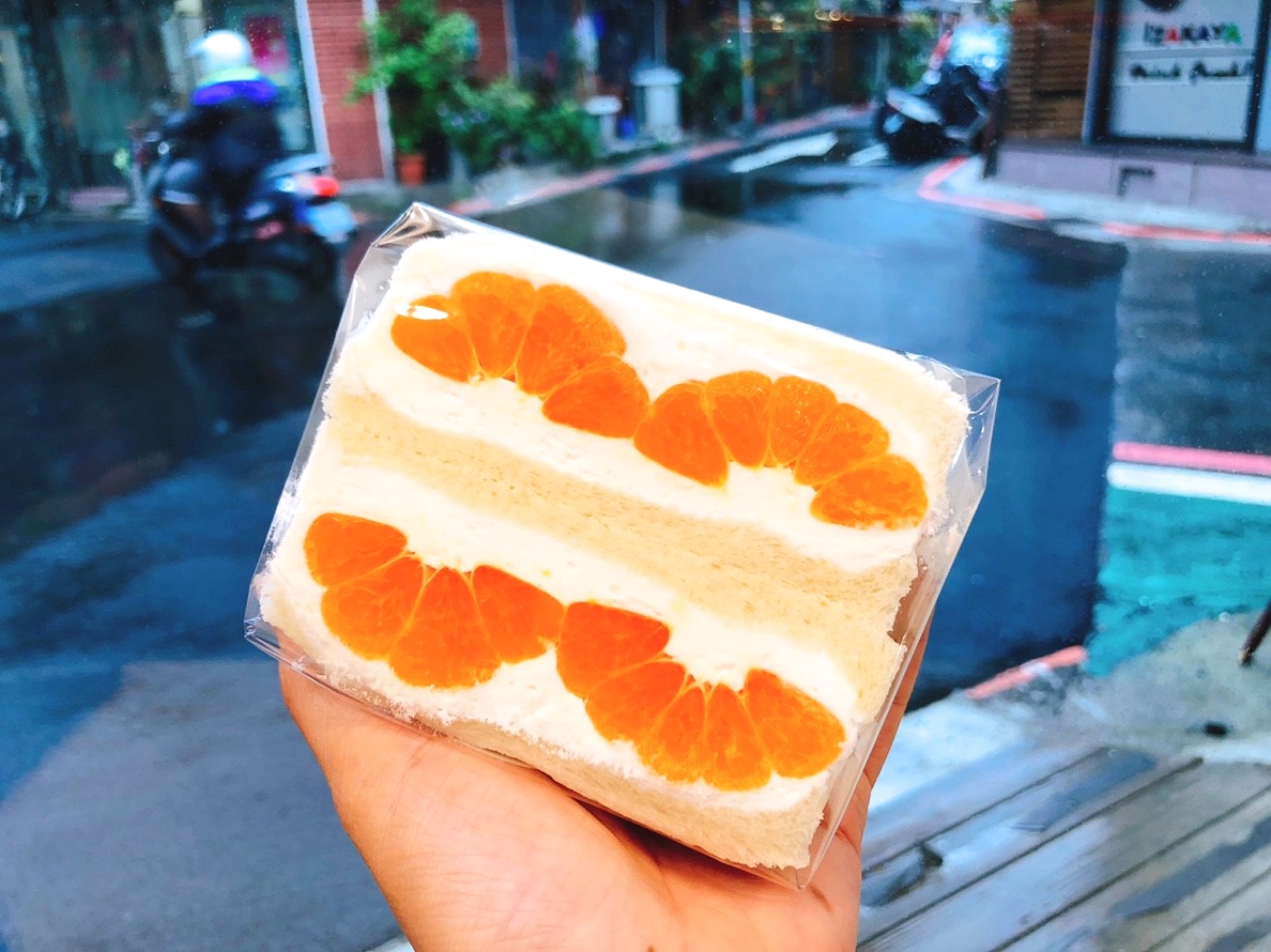 【台北 J Fruit Mart】日本夫妻經營水果店。香蕉with藍莓醬/蜜柑鮮奶油三明治都好吃