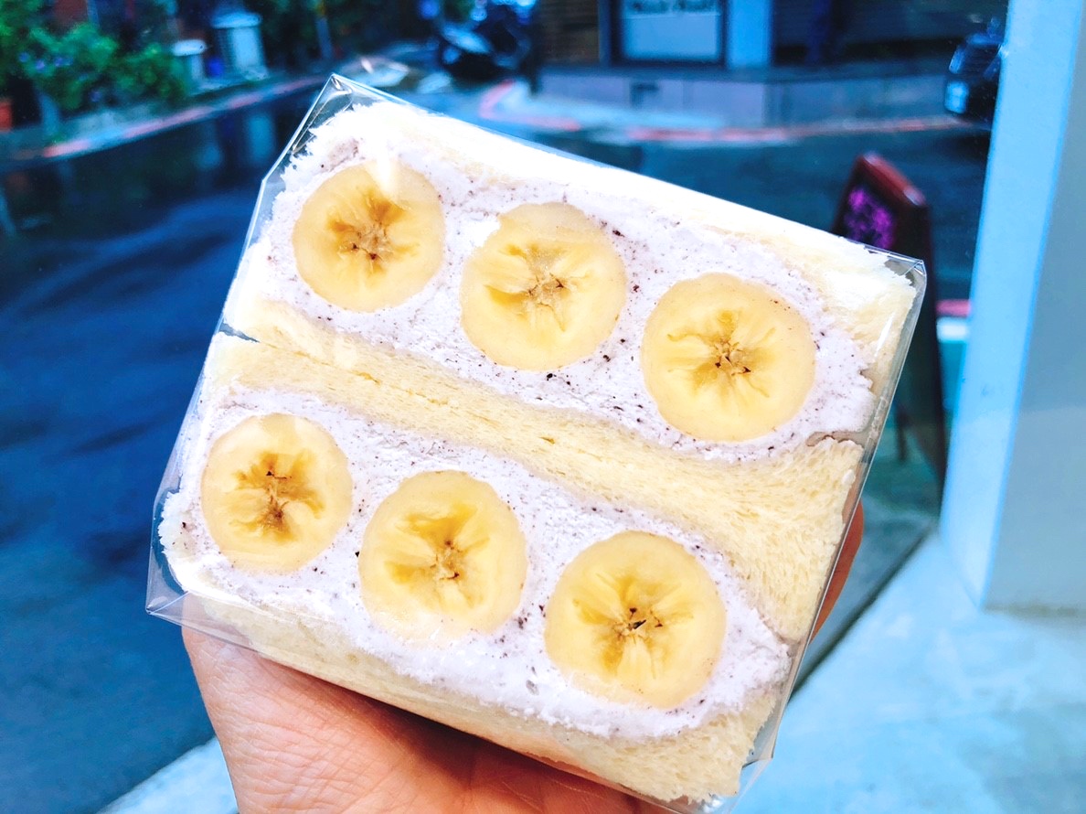 【台北 J Fruit Mart】日本夫妻經營水果店。香蕉with藍莓醬/蜜柑鮮奶油三明治都好吃